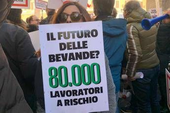 Imprenditori e lavoratori in piazza contro sugar e plastic tax Imprenditori e lavoratori in piazza contro sugar e plastic tax