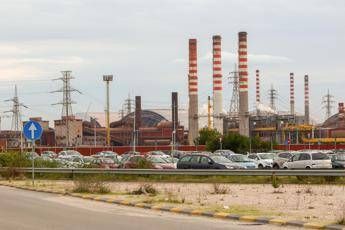 Ex Ilva, il vescovo di Taranto: sto con gli operai, esuberi inaccettabili' Ex Ilva, il vescovo di Taranto: sto con gli operai, esuberi inaccettabili'