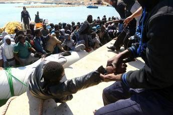 Migranti, Saviano rilancia raccolta fondi per salvataggi in mare Migranti, Saviano rilancia raccolta fondi per salvataggi in mare