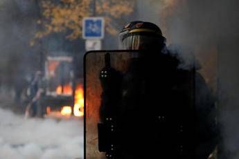 Parigi, scontri a corteo contro riforma pensioni Parigi, scontri a corteo contro riforma pensioni