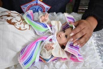 Natale, la 'crociata' del card. Comastri: No al Natale senza il Bambinello Natale, la 'crociata' del card. Comastri: No al Natale senza il Bambinello