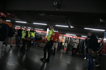 Milano, brusca frenata metro: 15 coinvolti e 7 in ospedale