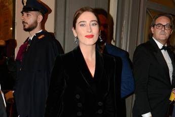 Scala, Boschi stupisce in Armani e Patti Smith in pantaloni: tutti i look Scala, Boschi stupisce in Armani e Patti Smith in pantaloni: tutti i look