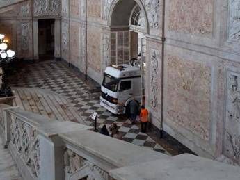 Napoli, camion sui marmi del palazzo reale Napoli, camion sui marmi del palazzo reale