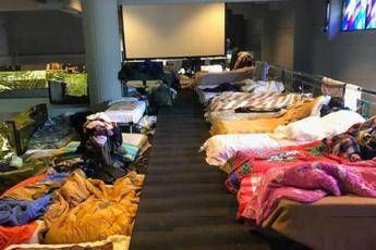 Il presepe? Sui materassi dei migranti Il presepe? Sui materassi dei migranti