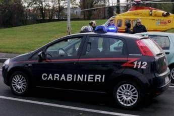 Sondrio, accoltella la moglie e tenta suicidio: Donna è grave Sondrio, accoltella la moglie e tenta suicidio: Donna è grave
