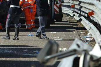 Auto contro palo a Fiumicino, 25enne muore