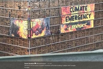 Attivisti Greenpeace sul palazzo del Consiglio europeo Attivisti Greenpeace sul palazzo del Consiglio europeo