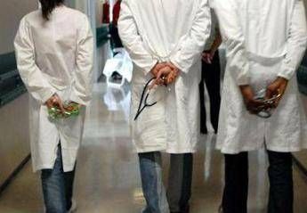 Manovra, M5S: 1200 posti in più per medici specialisti