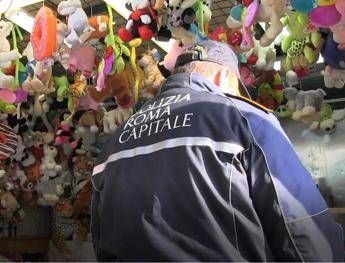 Piazza Navona, banchi sequestrati e multe per 30mila euro Piazza Navona, banchi sequestrati e multe per 30mila euro
