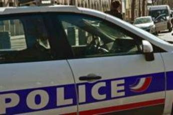 Parigi, minaccia agenti con coltello: ucciso Parigi, minaccia agenti con coltello: ucciso