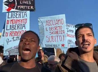 Sardine nere a Roma: Via i decreti sicurezza Sardine nere a Roma: Via i decreti sicurezza