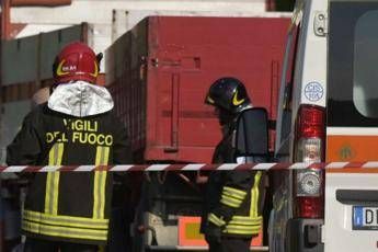 Esce di strada con l'auto, muore investito da camion