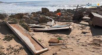 Mareamico: Sulla spiaggia di Agrigento un chiosco distrutto Mareamico: Sulla spiaggia di Agrigento un chiosco distrutto
