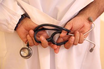 In corsia specializzandi e medici fino a 70 anni, il nuovo Patto per la salute