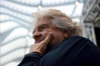 Grillo annulla tour 'Terrapiattista'