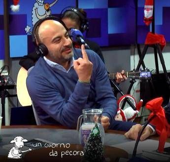 Salvini e Paragone, è il 'dito medio day' Salvini e Paragone, è il 'dito medio day'