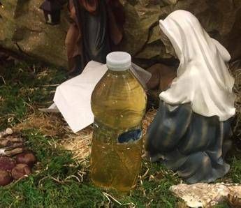 Milano, bottiglia di urina nel presepe. Salvini: Schifosi Milano, bottiglia di urina nel presepe. Salvini: Schifosi
