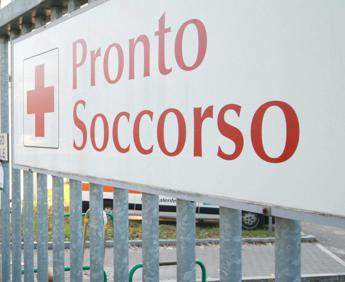 Milano, rissa in strada ad Abbiategrasso: tre feriti