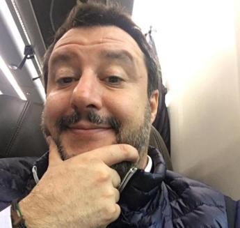 Dito medio, Salvini e la nuova 'sfida': Sono in treno...