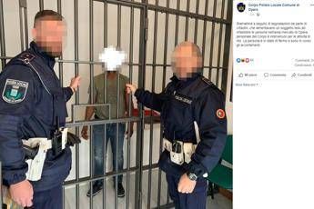 Vigili Opera postano foto con fermato dietro le sbarre, è bufera Vigili Opera postano foto con fermato dietro le sbarre, è bufera