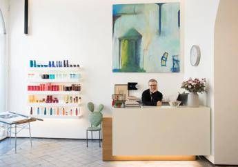 Libri, mandarini e caffè: nel salone di D'Antonio che sogna di pettinare Mina Libri, mandarini e caffè: nel salone di D'Antonio che sogna di pettinare Mina
