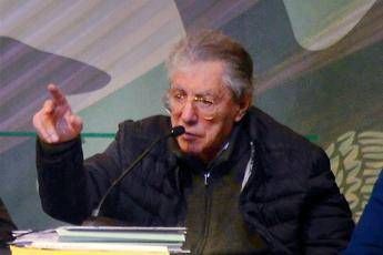 Bossi: Aiutare il Sud, altrimenti straripano come l'Africa Bossi: Aiutare il Sud, altrimenti straripano come l'Africa