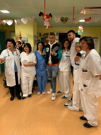 Petagna e Sfera Ebbasta portano doni e felicità a bambini e senzatetto Petagna e Sfera Ebbasta portano doni e felicità a bambini e senzatetto