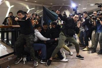 Hong Kong, proteste e disordini: lacrimogeni sulla folla Hong Kong, proteste e disordini: lacrimogeni sulla folla