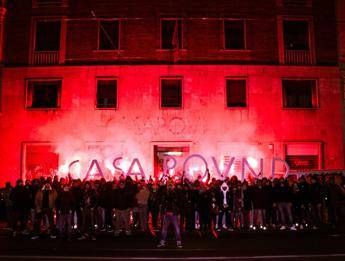 CasaPound festeggia 16 anni di occupazione, rispunta la scritta di marmo CasaPound festeggia 16 anni di occupazione, rispunta la scritta di marmo