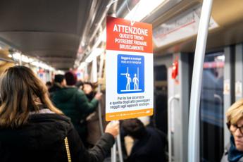 Questo treno potrebbe frenare bruscamente, sulla metro di Milano spuntano i cartelli