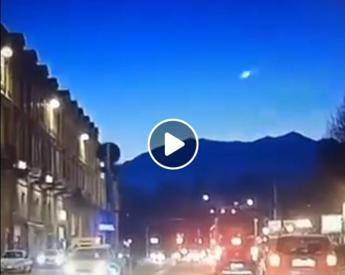 Un 'bolide' in cielo, il video della 'superstella cadente'