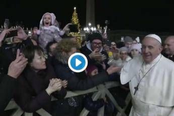 Papa strattonato da fedele, si arrabbia e reagisce /VIDEO Papa strattonato da fedele, si arrabbia e reagisce /VIDEO