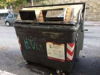 Capodanno Roma, incendi dopo botti: in fiamme auto e cassonetti Capodanno Roma, incendi dopo botti: in fiamme auto e cassonetti