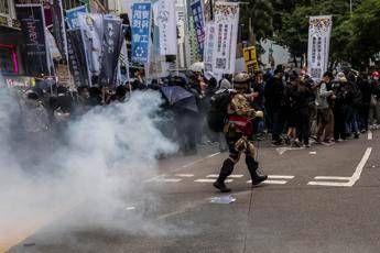 Hong Kong, lacrimogeni contro marcia per la democrazia Hong Kong, lacrimogeni contro marcia per la democrazia