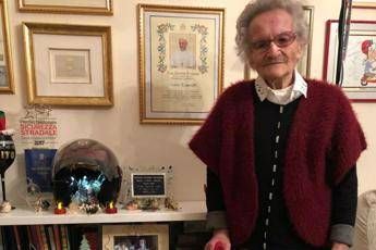La'nonna d’Italia' e il presepe speciale in un casco La'nonna d’Italia' e il presepe speciale in un casco