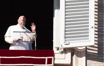 Papa Francesco e lo schiaffo: Chiedo scusa per cattivo esempio Papa Francesco e lo schiaffo: Chiedo scusa per cattivo esempio