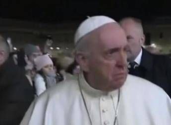 Schiaffo del Papa fa giro del mondo, Bbc 'usa il Var' Schiaffo del Papa fa giro del mondo, Bbc 'usa il Var'