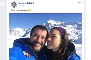 'Buon anno da noi', selfie con Francesca sulla neve per Salvini