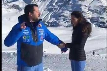 Salvini imita il Papa: Anche io strattonato da fan... /VIDEO