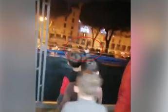 Spari e pistola in mano ai bimbi, diretta Facebook choc Spari e pistola in mano ai bimbi, diretta Facebook choc