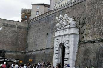 Musei Vaticani, crolla marmo: malore per sopravvissuta Torri Gemelle Musei Vaticani, crolla marmo: malore per sopravvissuta Torri Gemelle