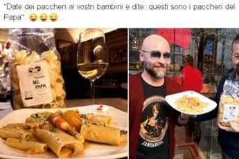 Bergoglio e lo schiaffo, ristorante crea 'i paccheri del Papa' Bergoglio e lo schiaffo, ristorante crea 'i paccheri del Papa'