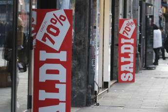 Covid, saldi 'impazziti' e spesa giù del 40% Covid, saldi 'impazziti' e spesa giù del 40%