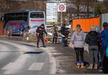 Un campo di battaglia, i soccorsi sul luogo della strage