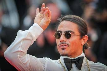 Ferragnez a cena da Salt Bae, show per Chiara e Fedez assiste... Ferragnez a cena da Salt Bae, show per Chiara e Fedez assiste...