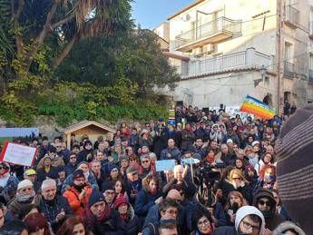 Sardine a Riace con Mimmo Lucano per non rassegnarci Sardine a Riace con Mimmo Lucano per non rassegnarci