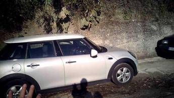 Sassi contro auto Klaus Davi a Platì, indagano i carabinieri Sassi contro auto Klaus Davi a Platì, indagano i carabinieri