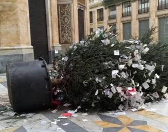 Napoli, vandali abbattono albero di Natale in Galleria