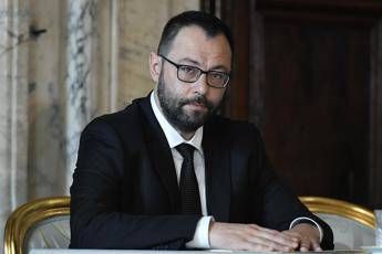 Coronavirus, Patuanelli: Nessuno deve rimanere senza stipendio Coronavirus, Patuanelli: Nessuno deve rimanere senza stipendio